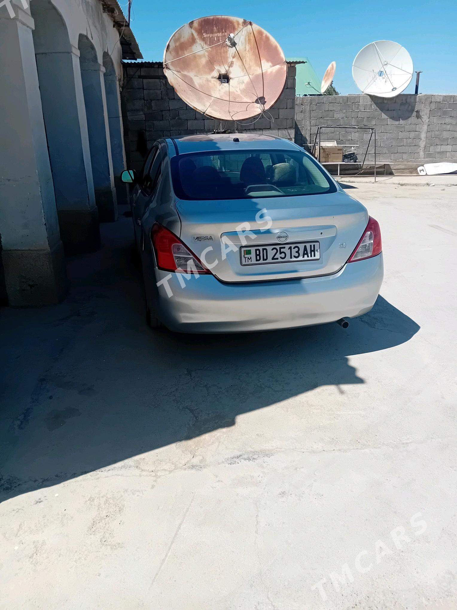 Nissan Versa 2012 - 90 000 TMT - Ак-Бугдайский этрап - img 2