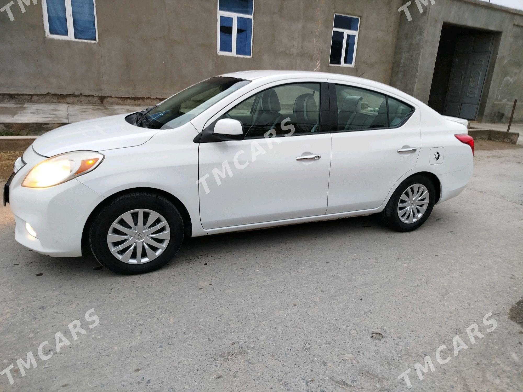 Nissan Versa 2013 - 100 000 TMT - Чарджоу - img 2