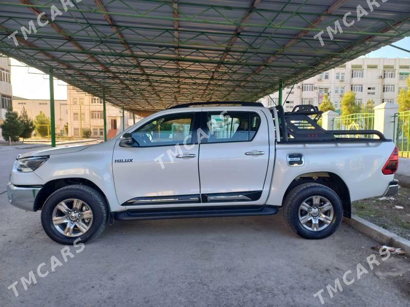 Toyota Hilux 2023 - 625 000 TMT - Туркменабат - img 9