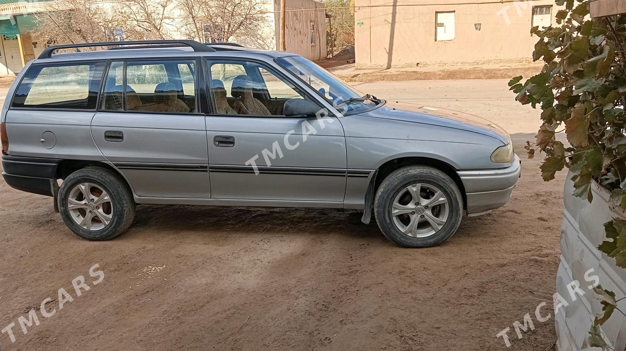 Opel Astra 1994 - 40 000 TMT - Гурбансолтан Едже - img 2