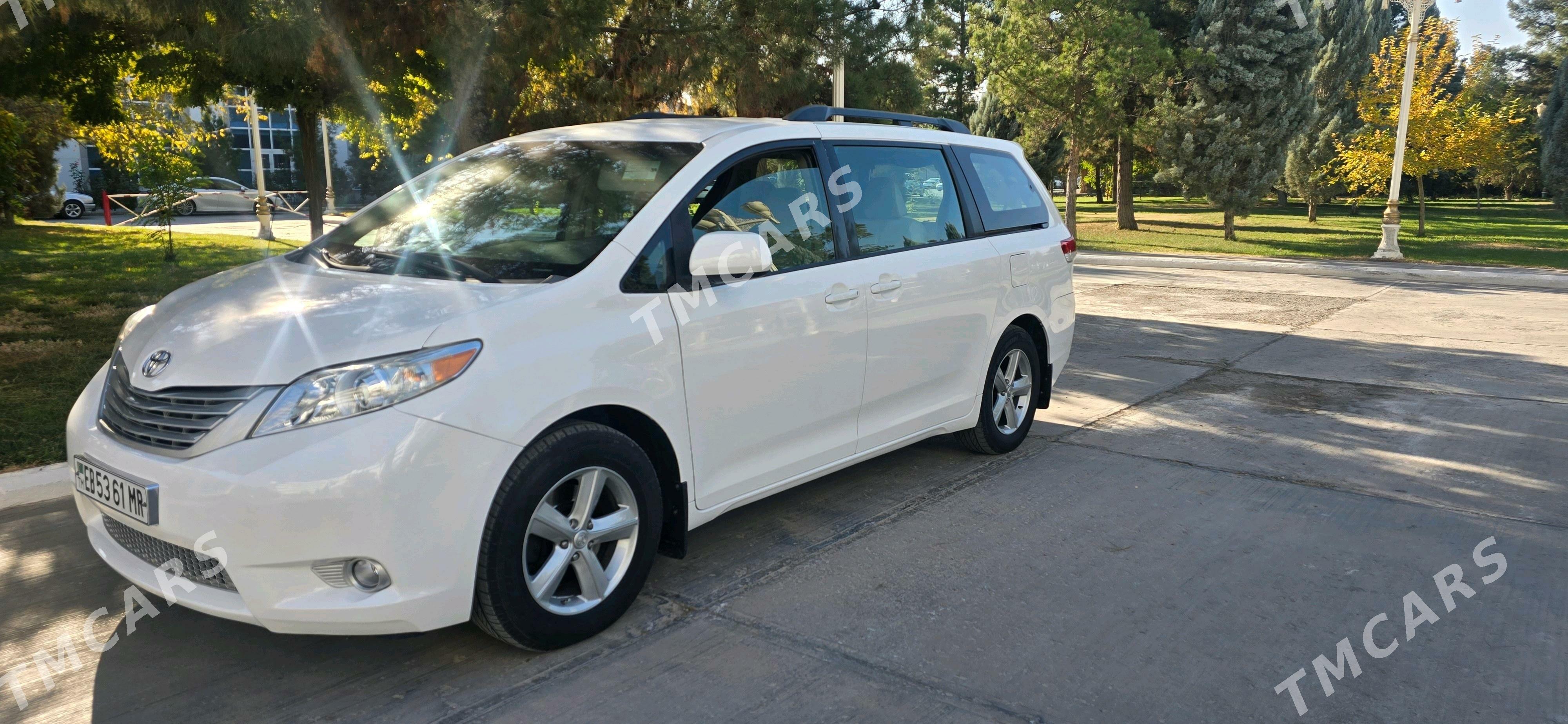 Toyota Sienna 2011 - 300 000 TMT - Мары - img 4