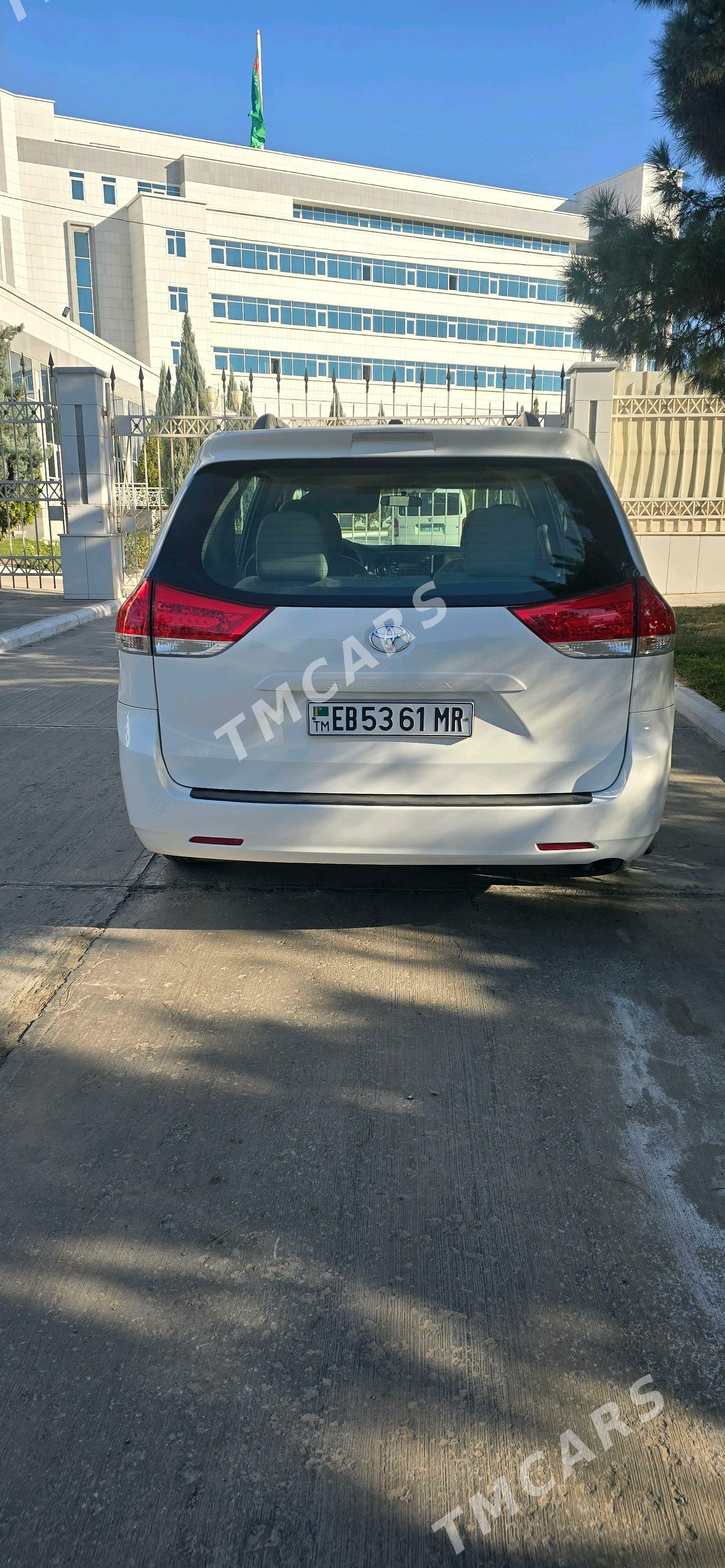 Toyota Sienna 2011 - 300 000 TMT - Мары - img 3