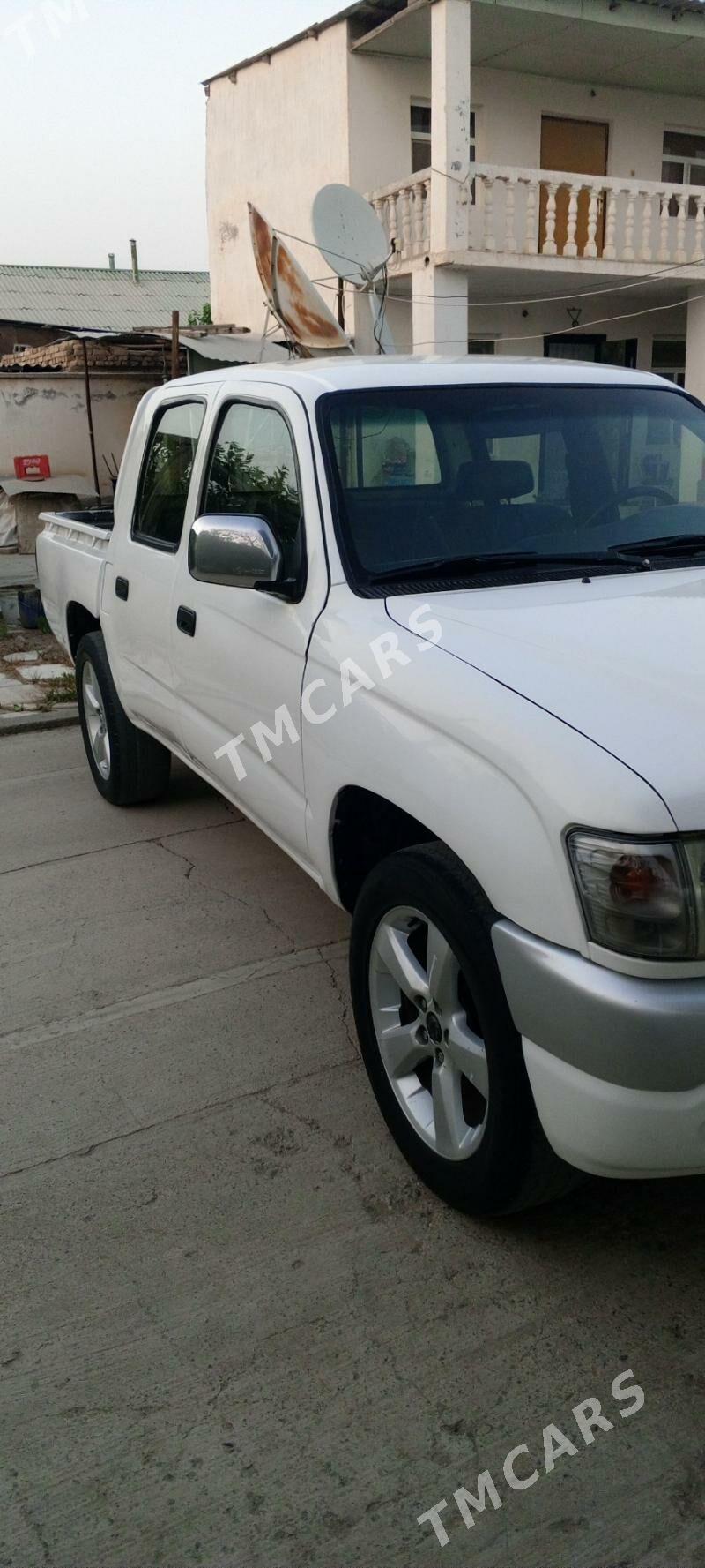 Toyota Hilux 2004 - 90 000 TMT - Aşgabat - img 2