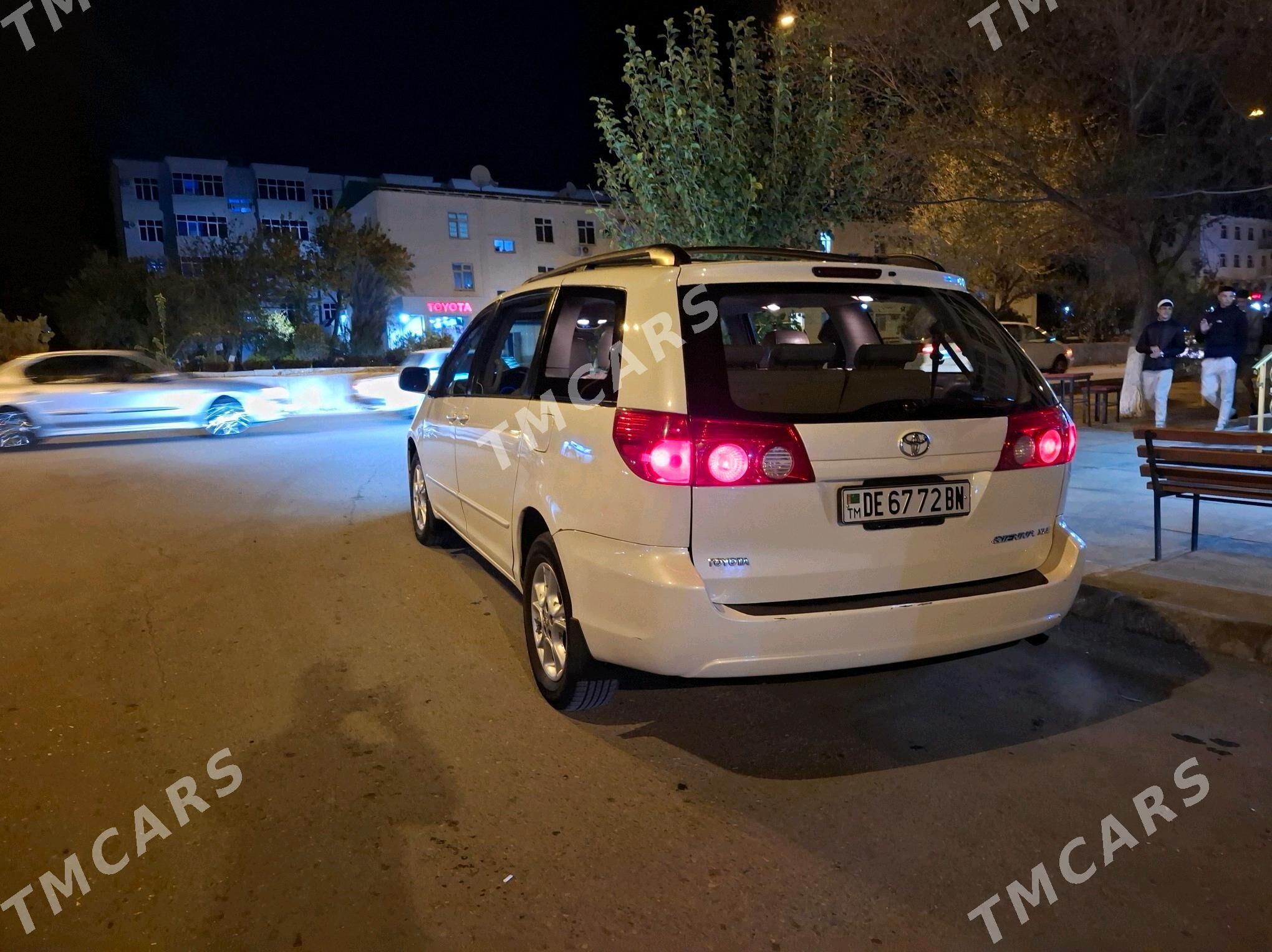 Toyota Sienna 2004 - 180 000 TMT - Türkmenbaşy - img 2