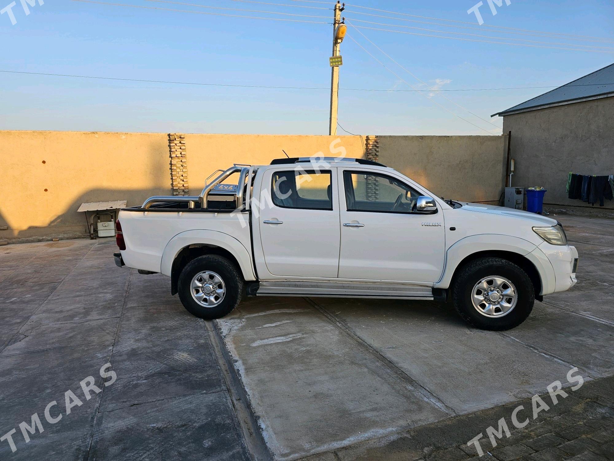 Toyota Hilux 2014 - 300 000 TMT - Гёкдепе - img 2