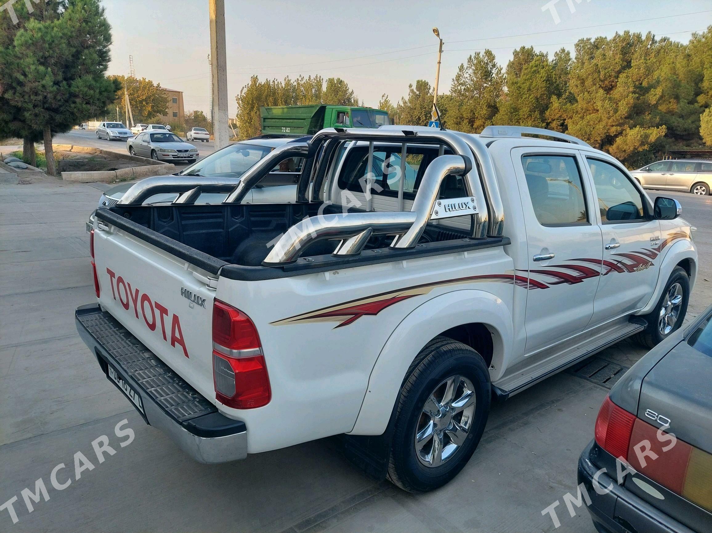 Toyota Hilux 2014 - 320 000 TMT - Саят - img 3