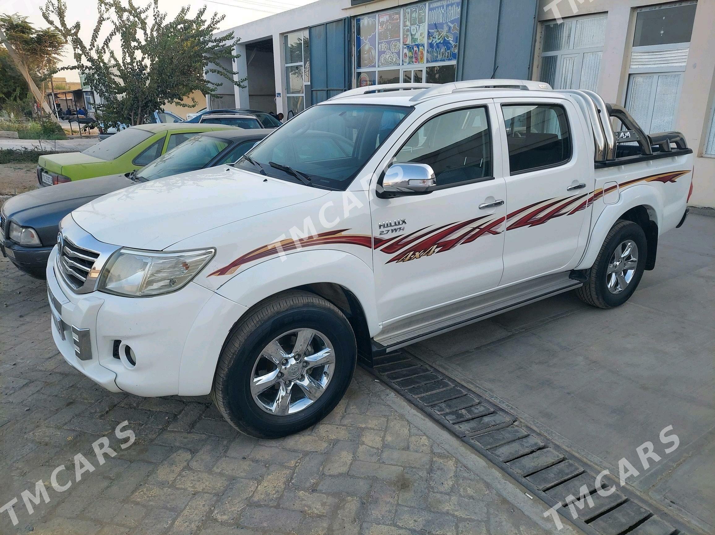 Toyota Hilux 2014 - 320 000 TMT - Саят - img 4