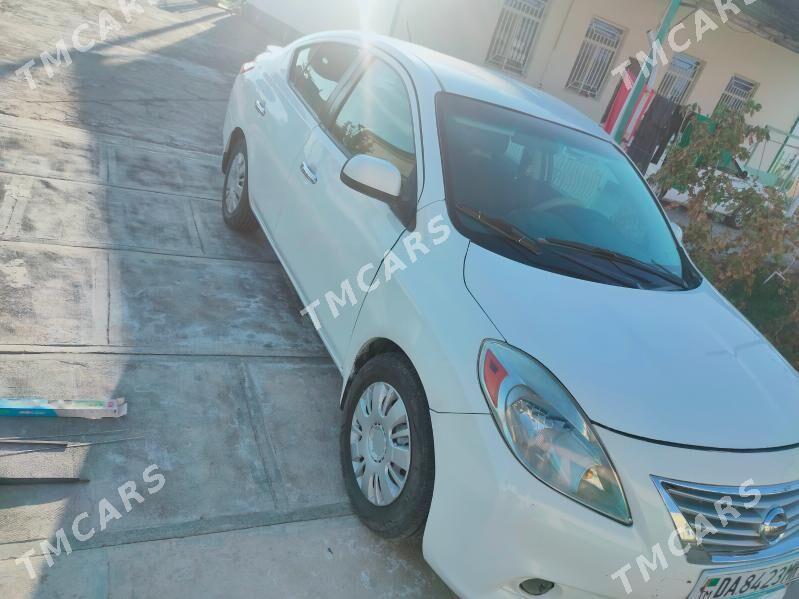 Nissan Versa 2013 - 85 000 TMT - Байрамали - img 4