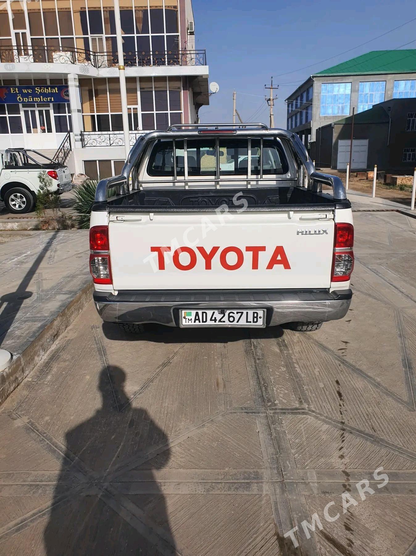 Toyota Hilux 2014 - 360 000 TMT - Керки - img 3