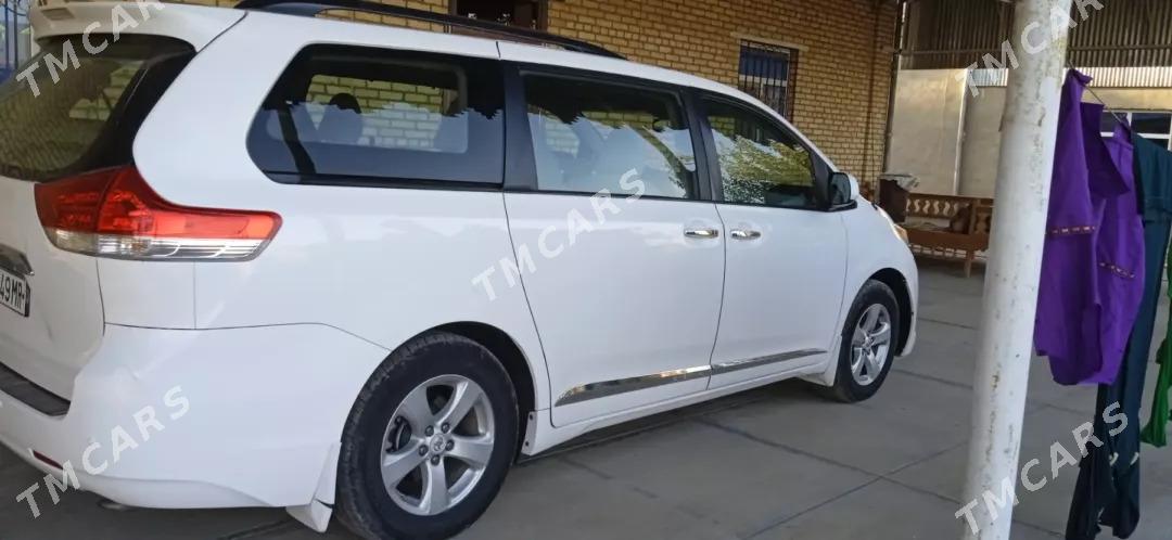 Toyota Sienna 2011 - 255 000 TMT - Байрамали - img 3