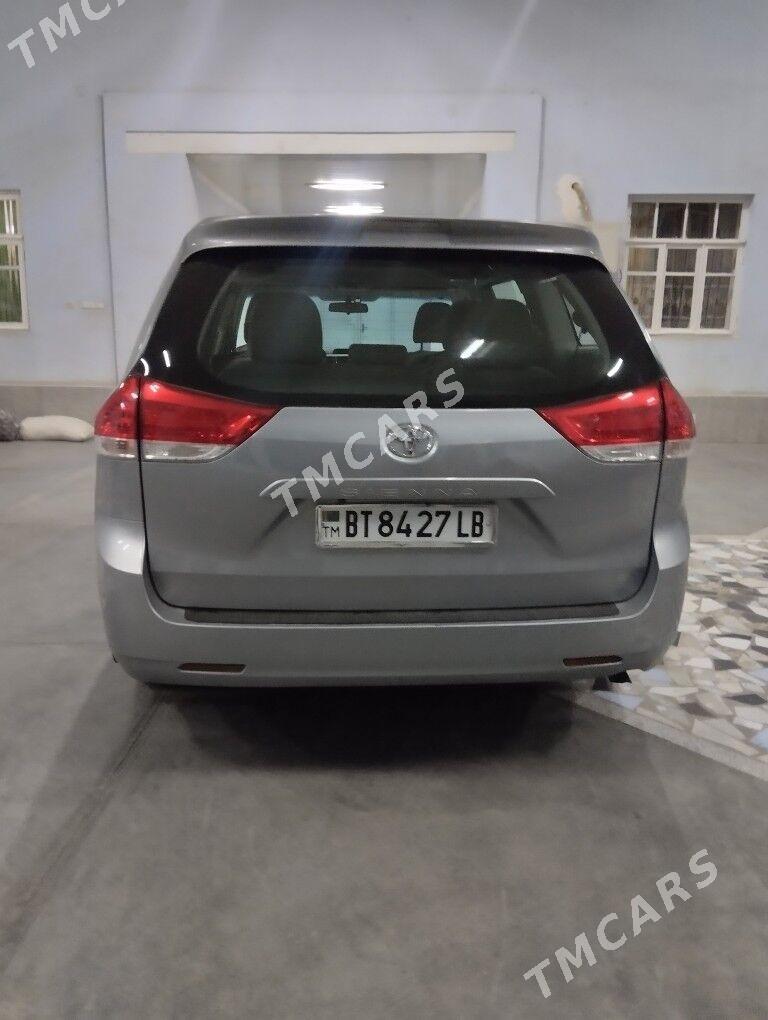 Toyota Sienna 2013 - 265 000 TMT - Туркменабат - img 3