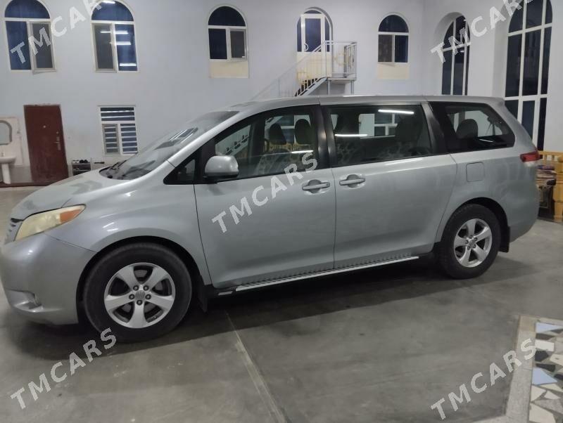 Toyota Sienna 2013 - 265 000 TMT - Туркменабат - img 2