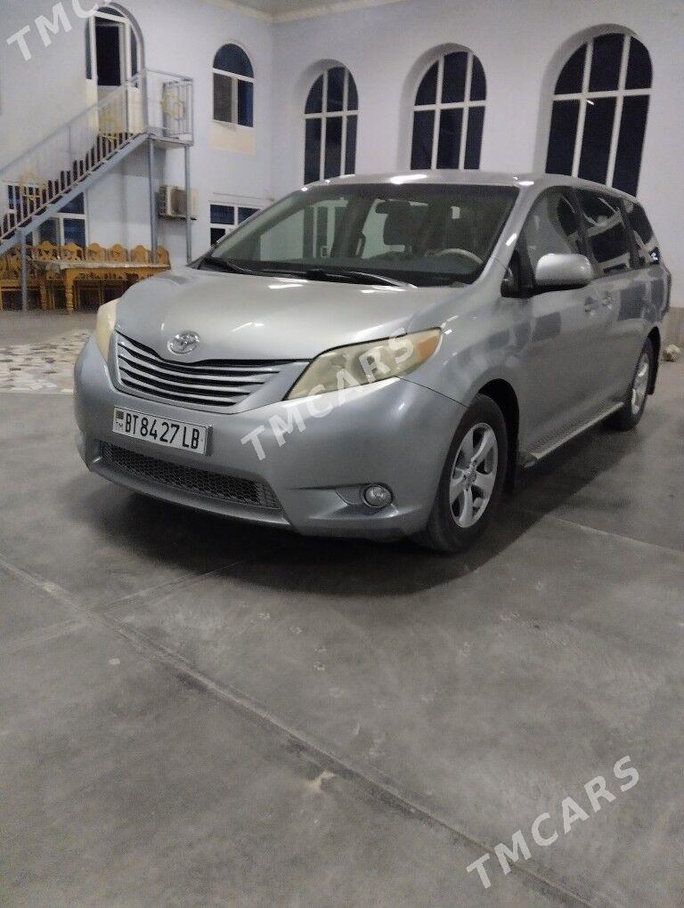 Toyota Sienna 2013 - 265 000 TMT - Туркменабат - img 4