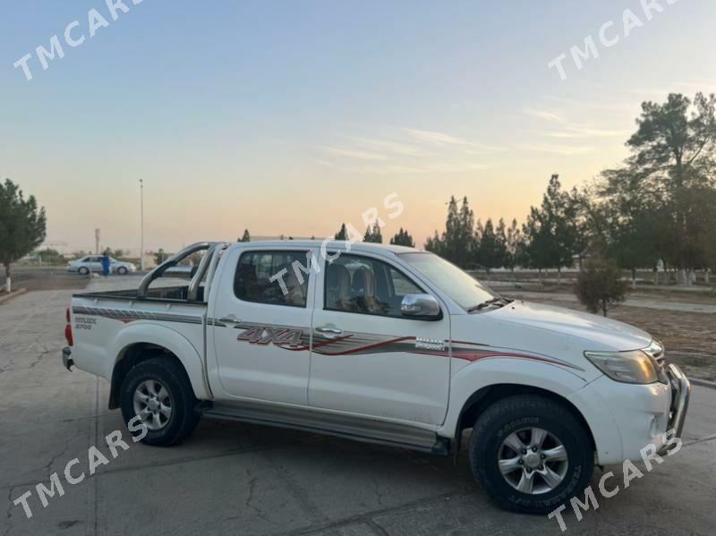 Toyota Hilux 2013 - 240 000 TMT - Байрамали - img 2