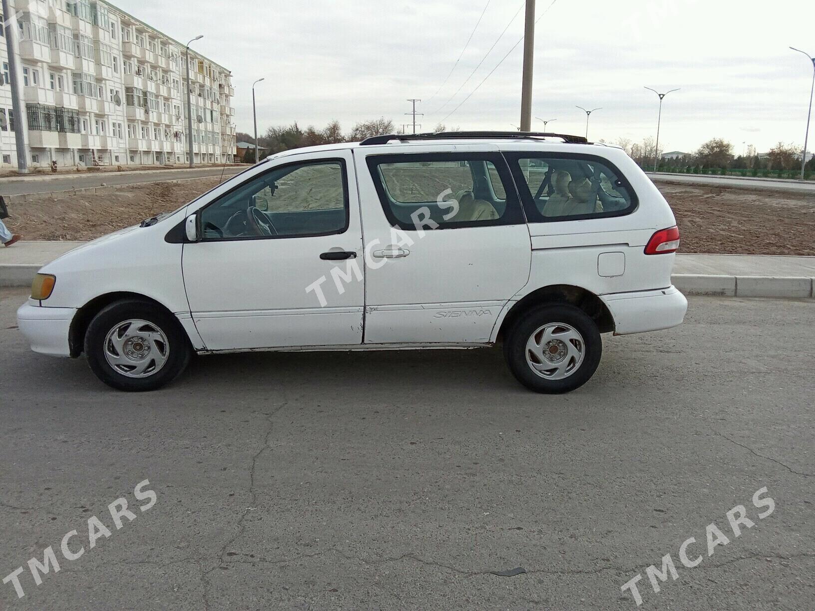 Toyota Sienna 2002 - 130 000 TMT - Дашогуз - img 3