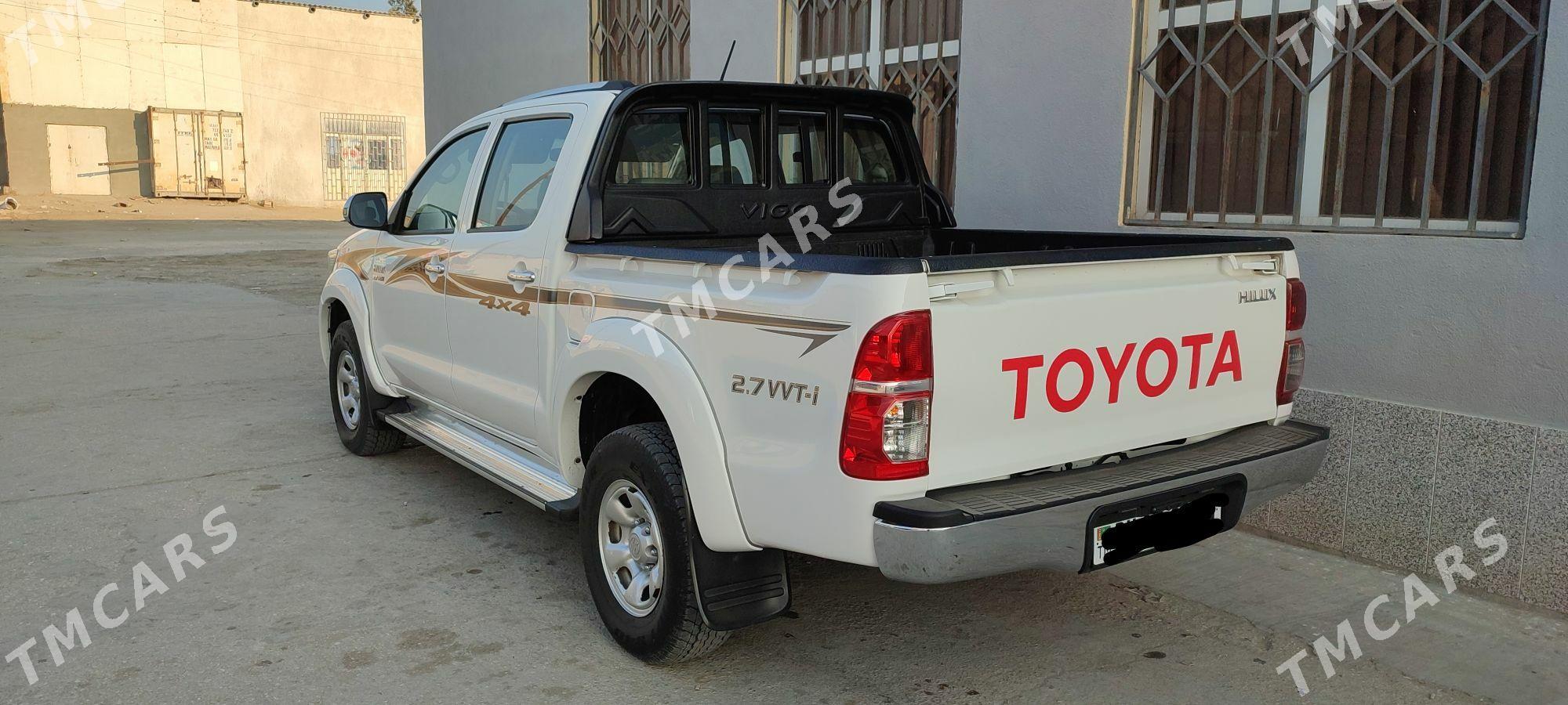 Toyota Hilux 2013 - 265 000 TMT - Хазар - img 2