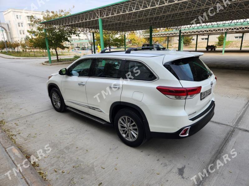 Toyota Highlander 2017 - 440 000 TMT - Кëши - img 9