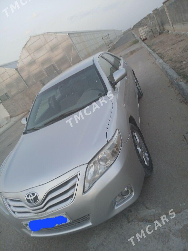 Toyota Camry 2010 - 175 000 TMT - 6 мкр - img 4