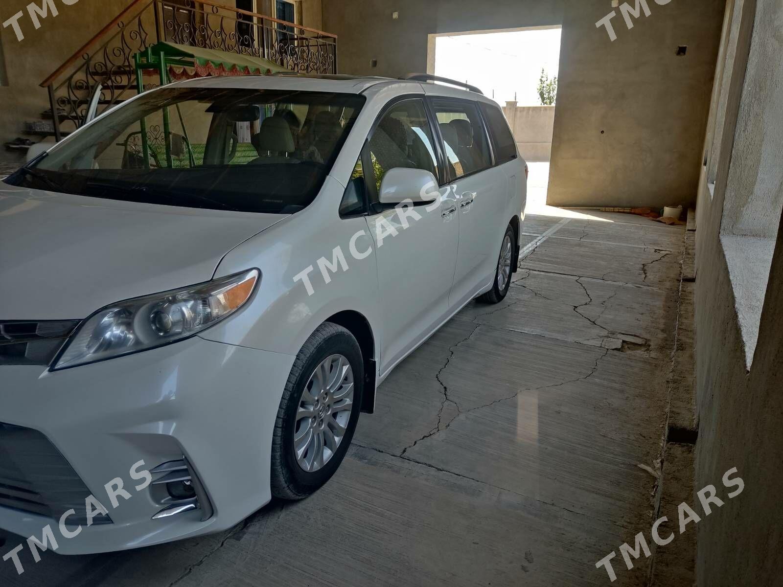 Toyota Sienna 2018 - 365 000 TMT - Baýramaly - img 8