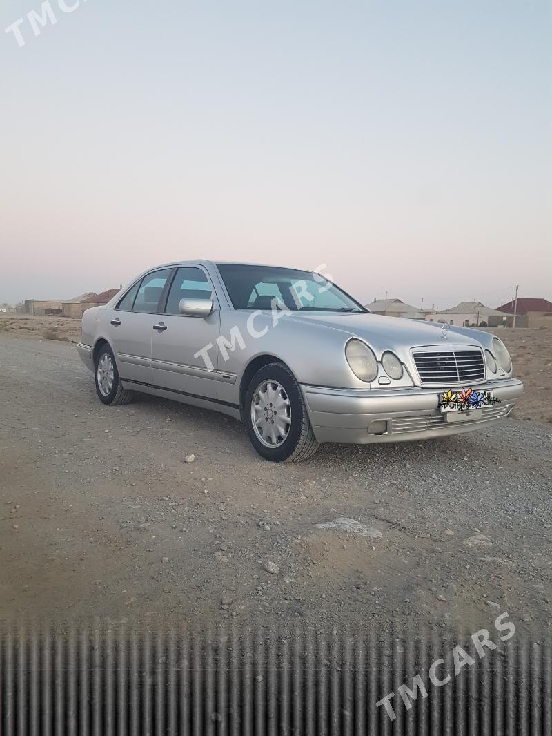 Mercedes-Benz E320 1999 - 90 000 TMT - Balkanabat - img 4