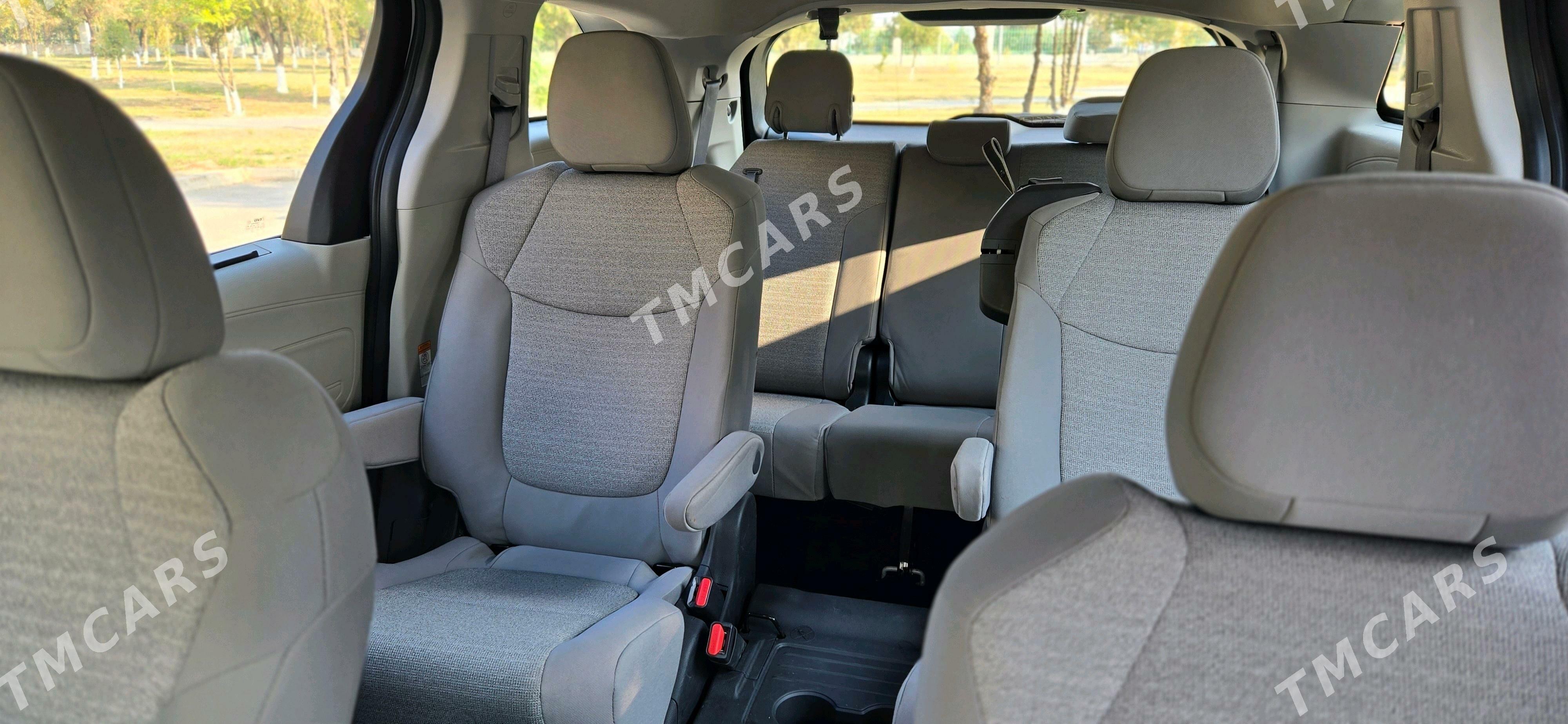 Toyota Sienna 2022 - 499 000 TMT - Бузмеин - img 4