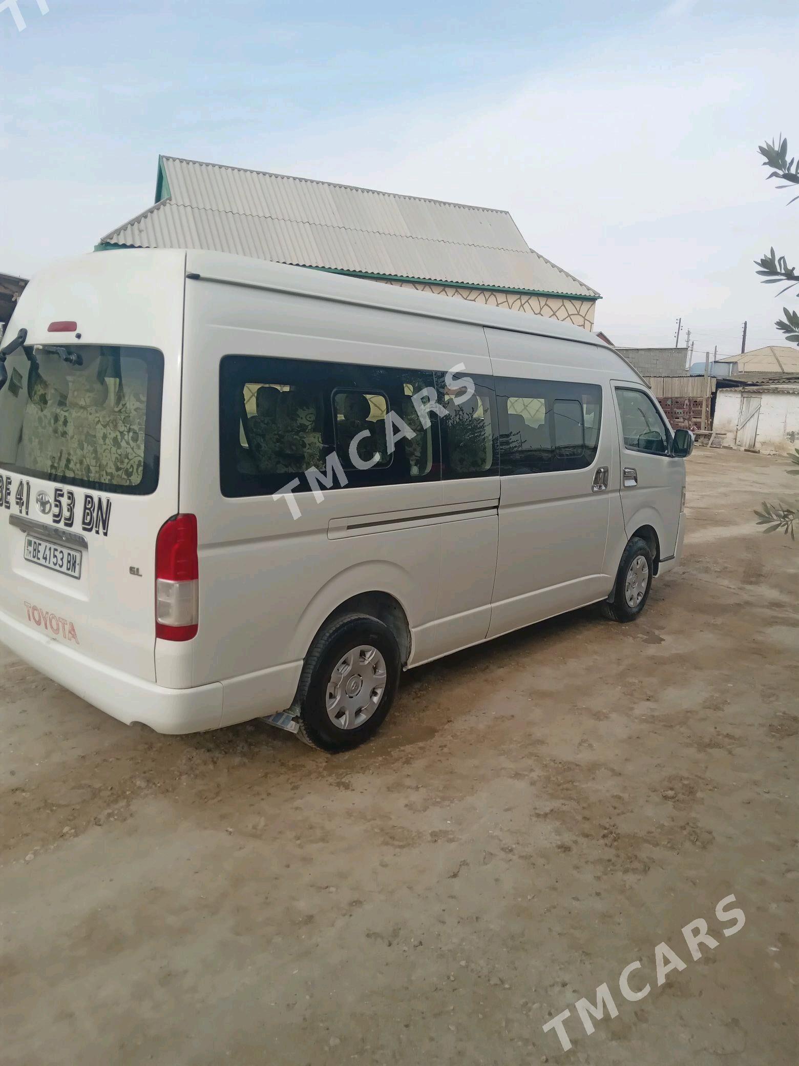 Toyota Hiace 2013 - 390 000 TMT - Этрек - img 3