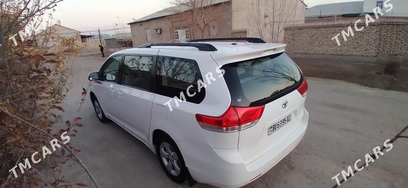 Toyota Sienna 2010 - 235 000 TMT - Daşoguz - img 3