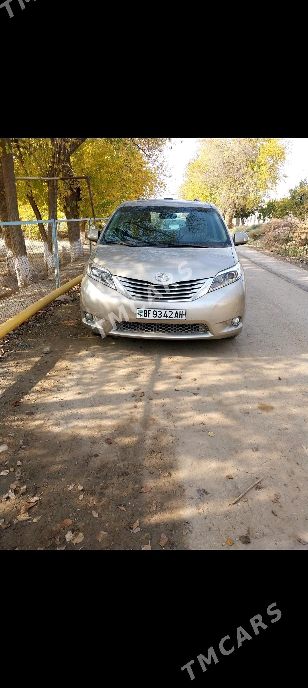 Toyota Sienna 2017 - 500 000 TMT - Бекреве - img 2