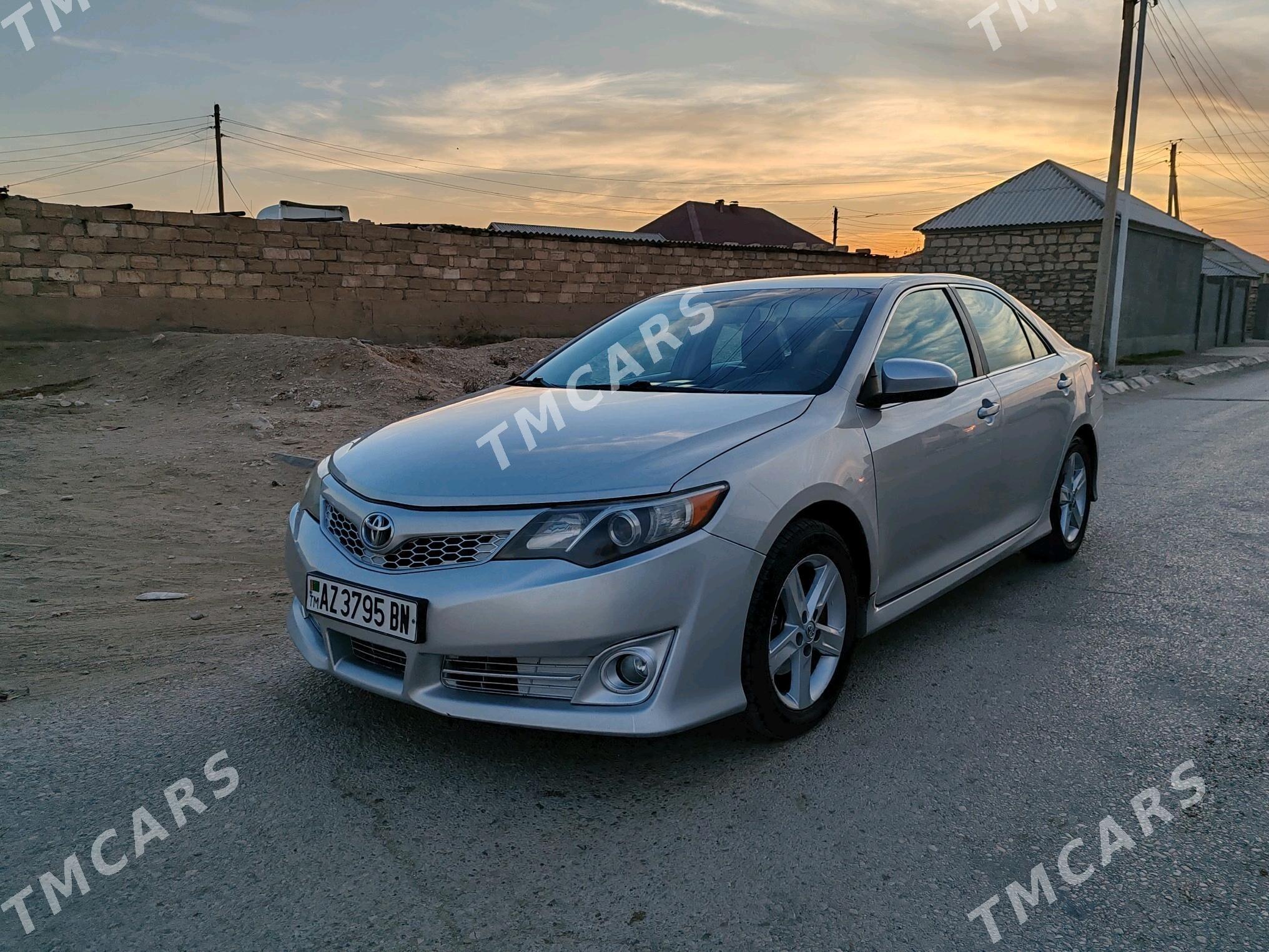 Toyota Camry 2013 - 190 000 TMT - Гумдаг - img 4