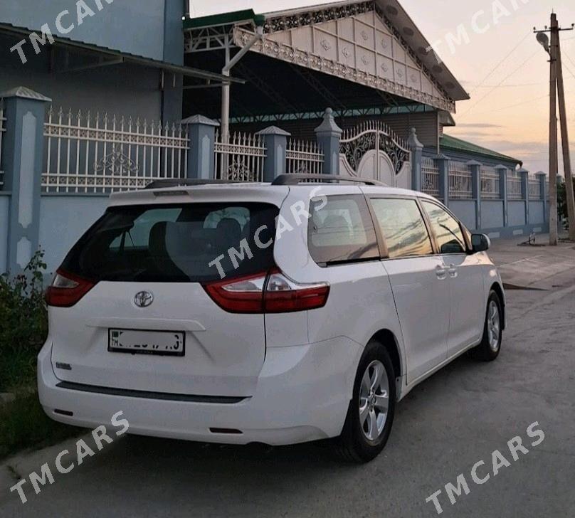 Toyota Sienna 2017 - 350 000 TMT - Бузмеин - img 4