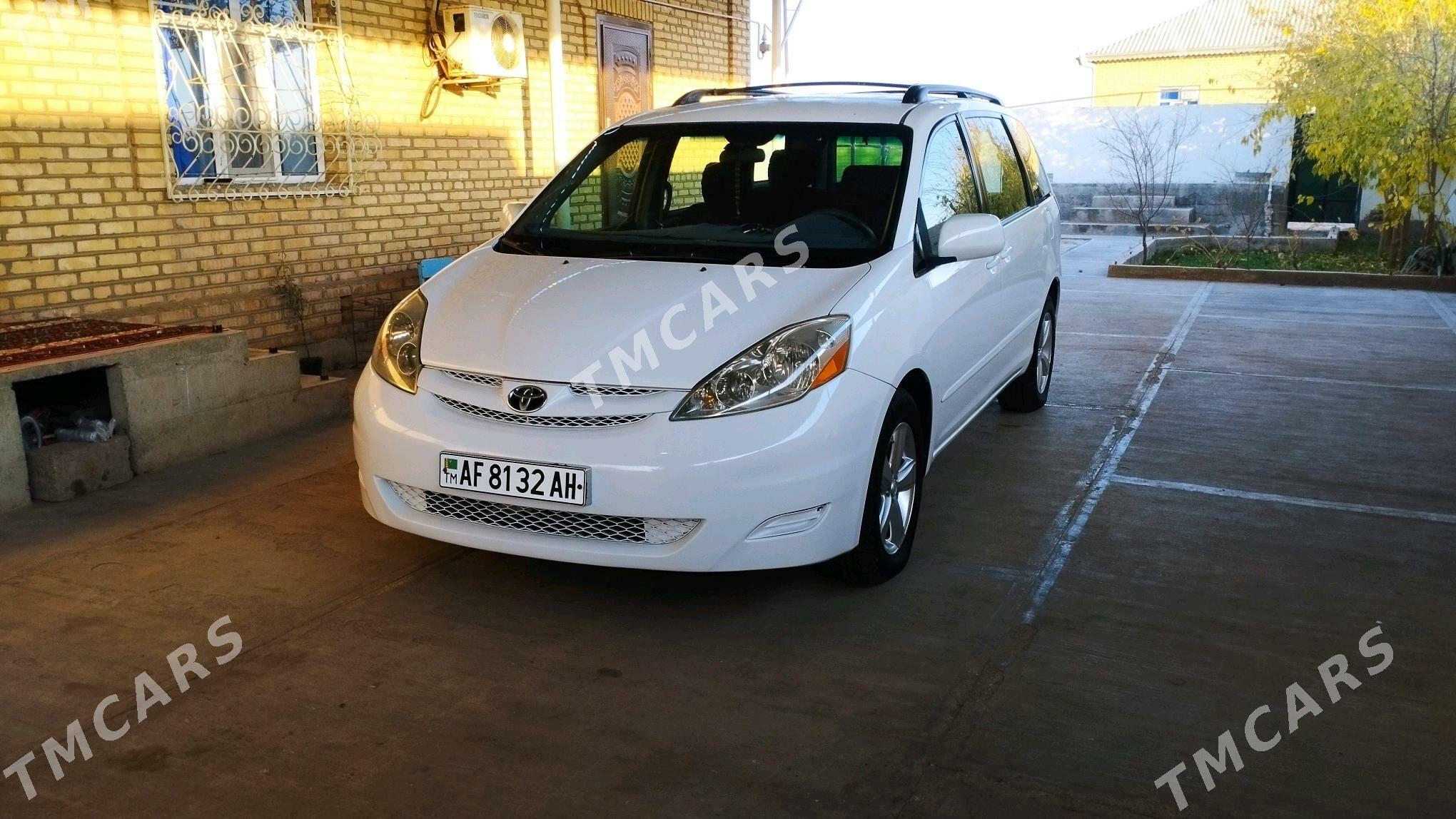 Toyota Sienna 2006 - 183 000 TMT - Теджен - img 3