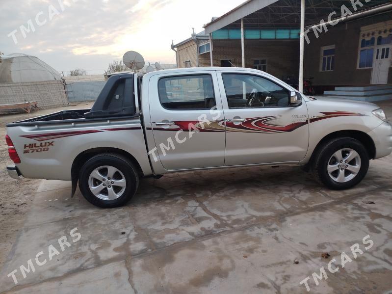 Toyota Hilux 2010 - 240 000 TMT - Сакарчага - img 4