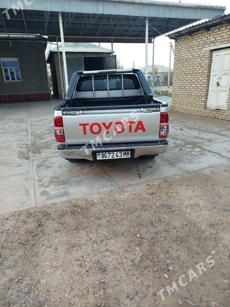 Toyota Hilux 2010 - 240 000 TMT - Сакарчага - img 5