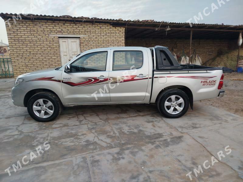 Toyota Hilux 2010 - 240 000 TMT - Сакарчага - img 6