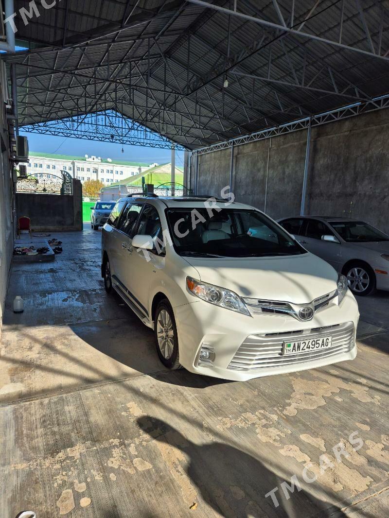 Toyota Sienna 2018 - 500 000 TMT - Гуртли - img 3