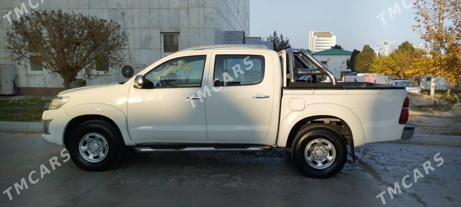 Toyota Hilux 2013 - 335 000 TMT - Aşgabat - img 2