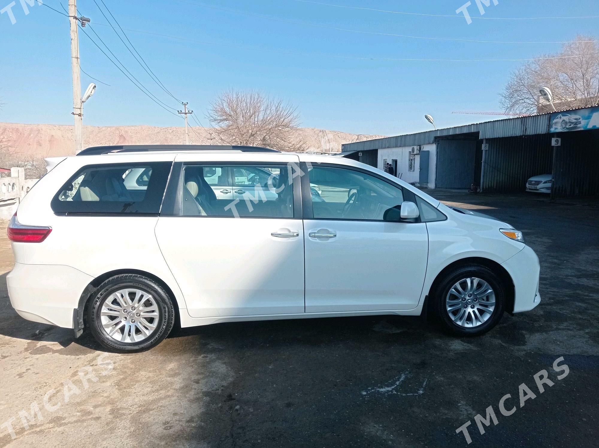 Toyota Sienna 2017 - 400 000 TMT - Туркменбаши - img 8