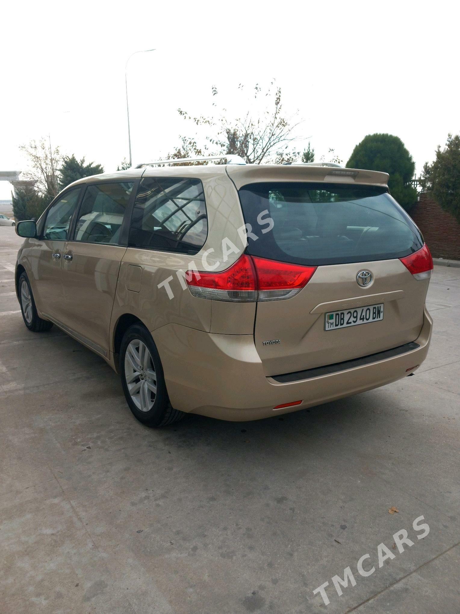 Toyota Sienna 2011 - 270 000 TMT - Туркменбаши - img 4