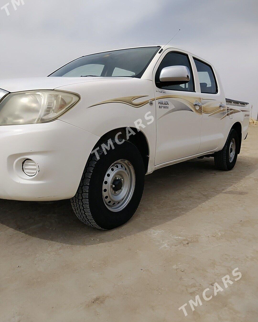 Toyota Hilux 2011 - 270 000 TMT - Эсенгулы - img 4