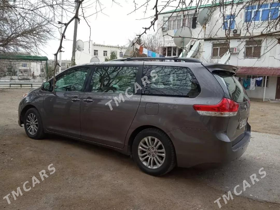 Toyota Sienna 2011 - 280 000 TMT - Туркменбаши - img 2