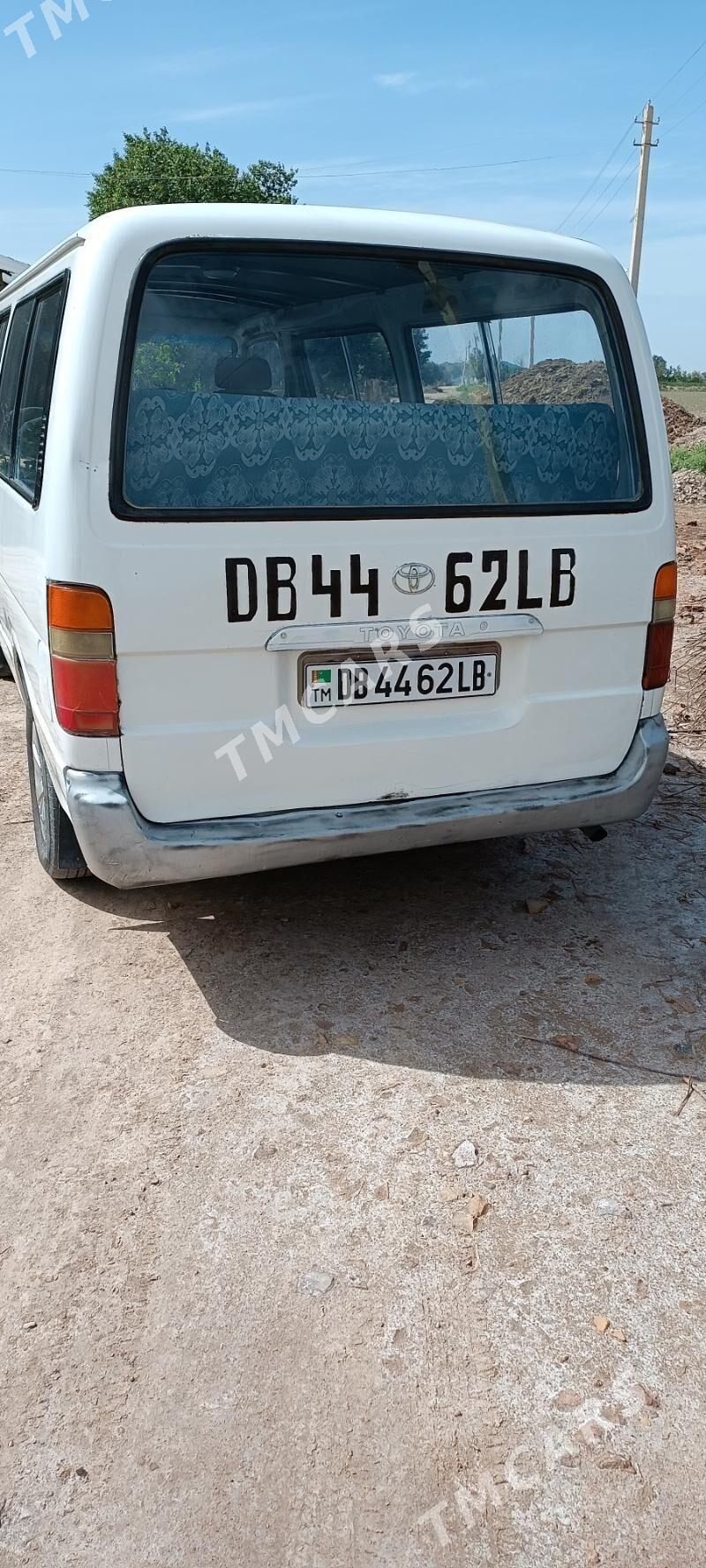 Toyota Hiace 2004 - 105 000 TMT - Саят - img 3