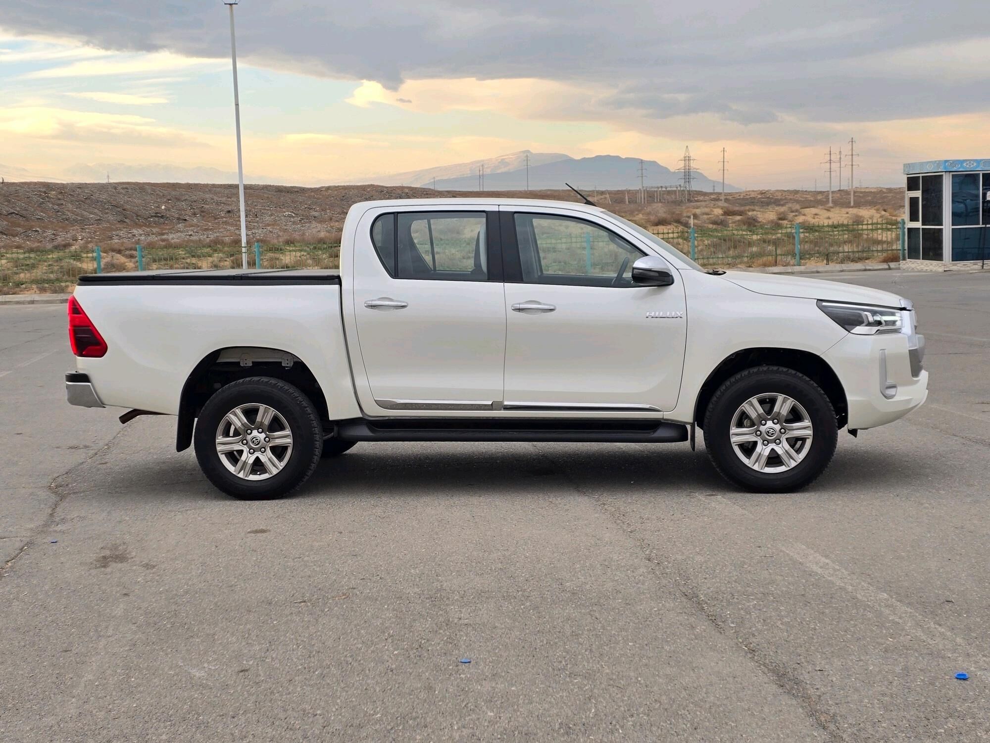 Toyota Hilux 2023 - 610 000 TMT - Ашхабад - img 5