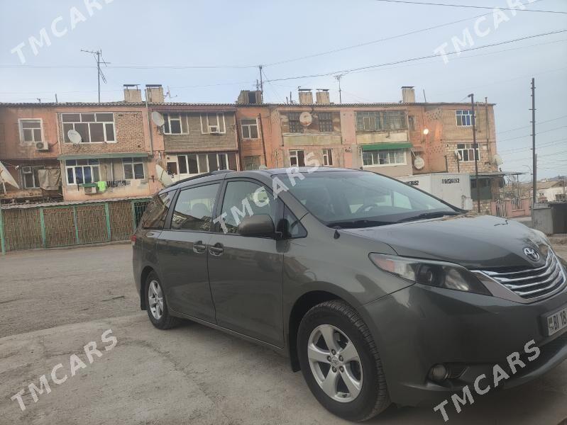 Toyota Sienna 2011 - 230 000 TMT - Туркменбаши - img 2