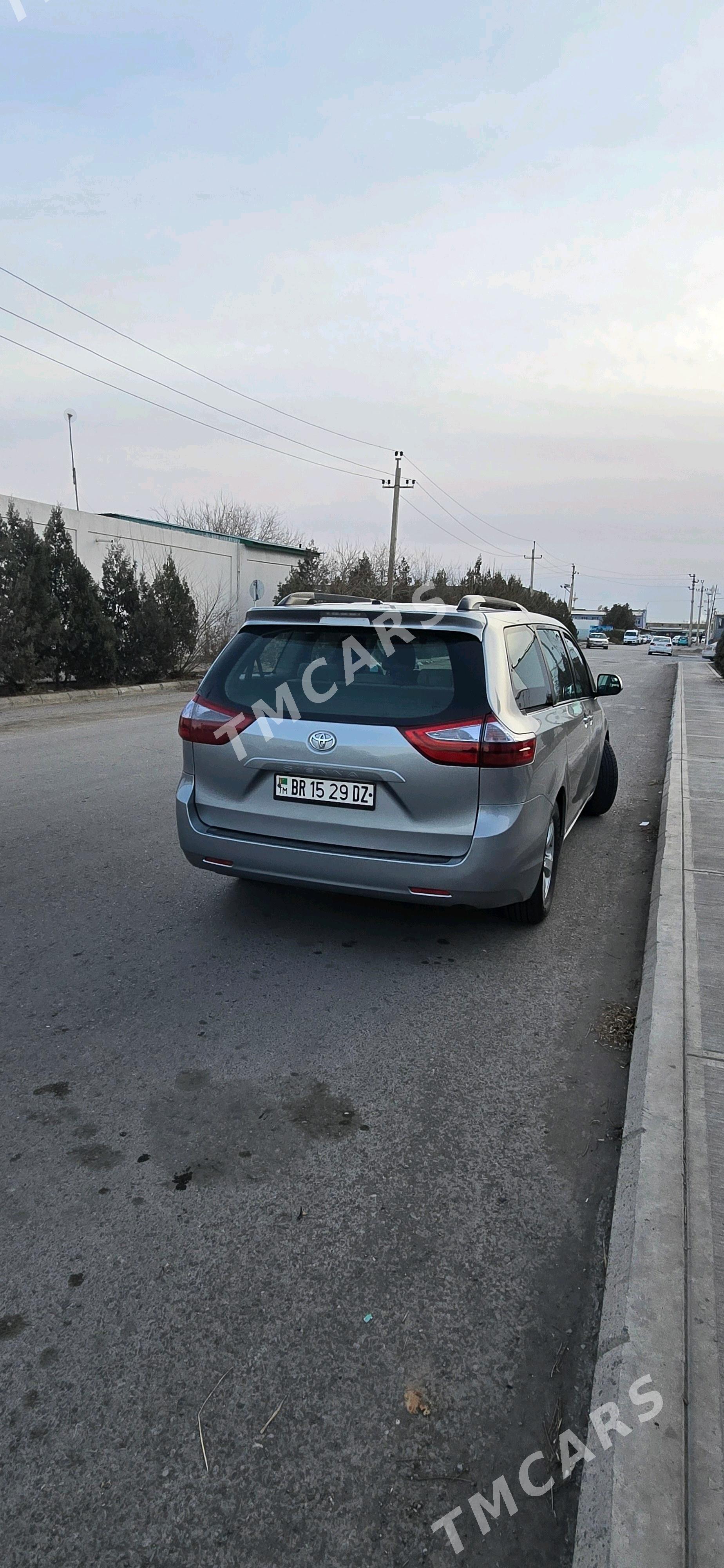 Toyota Sienna 2016 - 310 000 TMT - Гороглы (Тагта) - img 4