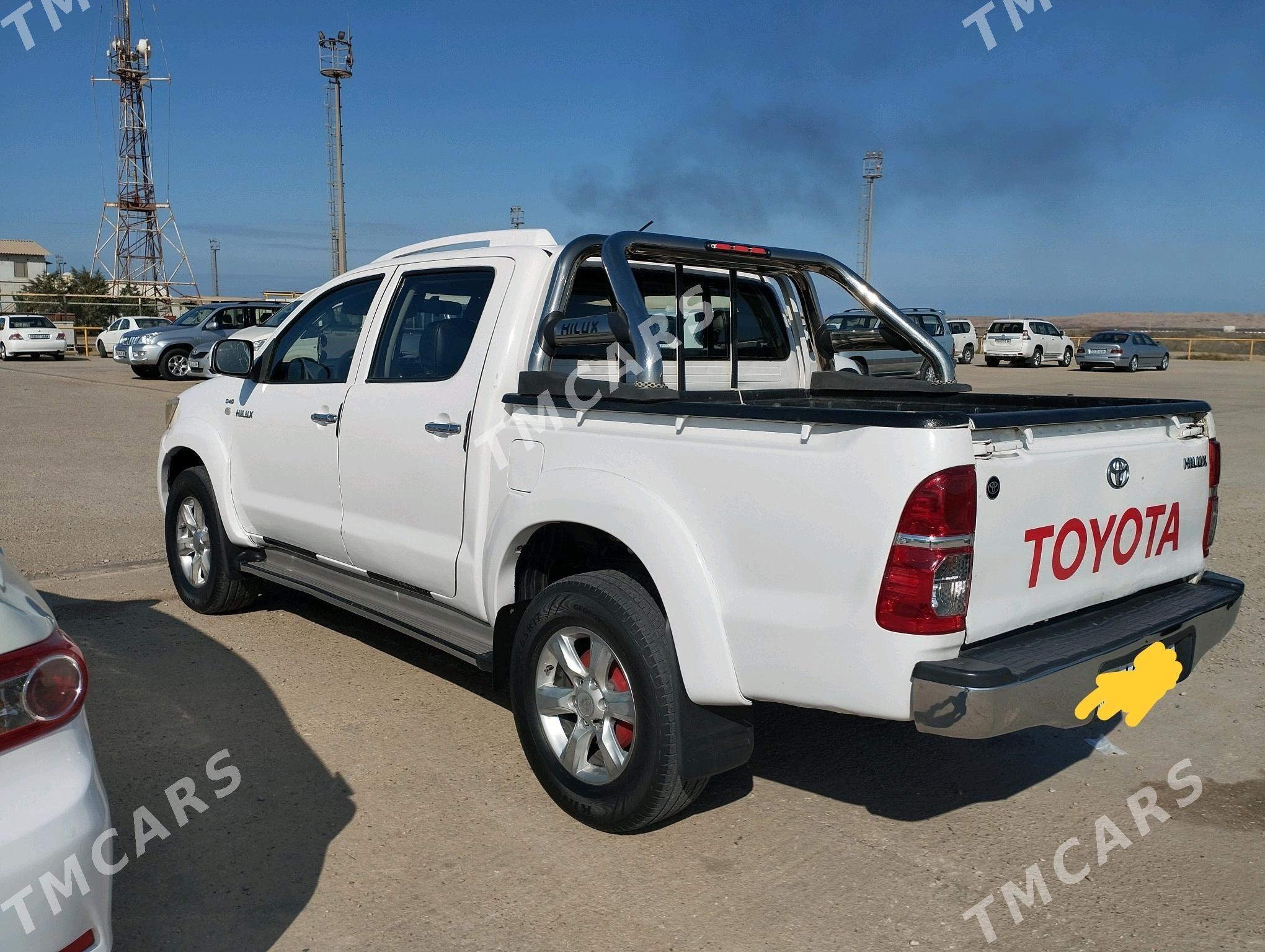 Toyota Hilux 2012 - 235 000 TMT - Хазар - img 4