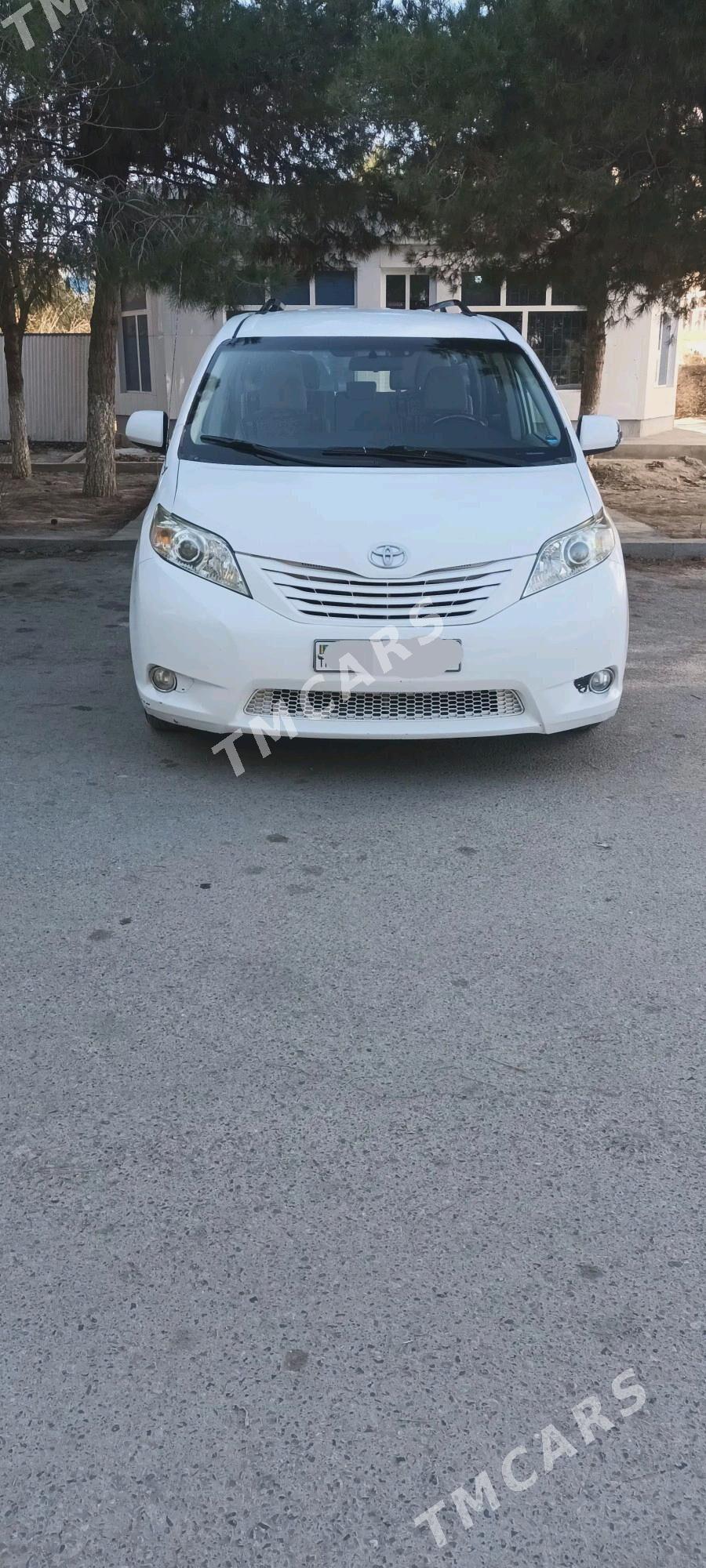 Toyota Sienna 2010 - 250 000 TMT - Türkmenabat - img 2