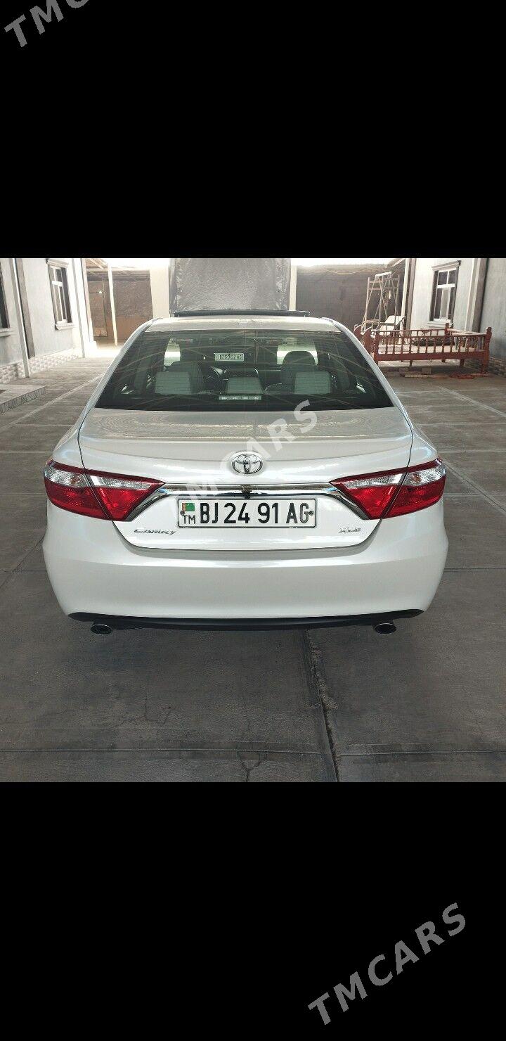 Toyota Camry 2017 - 325 000 TMT - Бузмеин - img 4