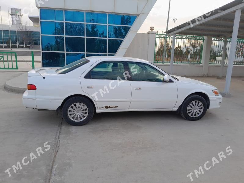 Toyota Camry 2000 - 130 000 TMT - Halaç - img 4