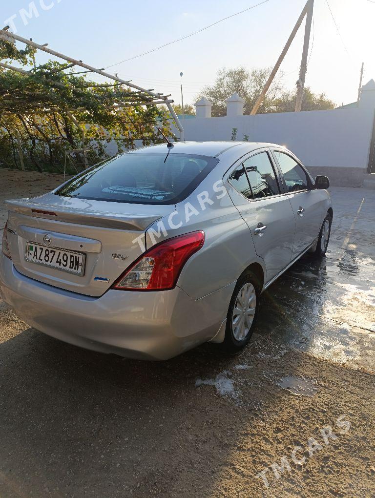 Nissan Versa 2013 - 115 000 TMT - Балканабат - img 3