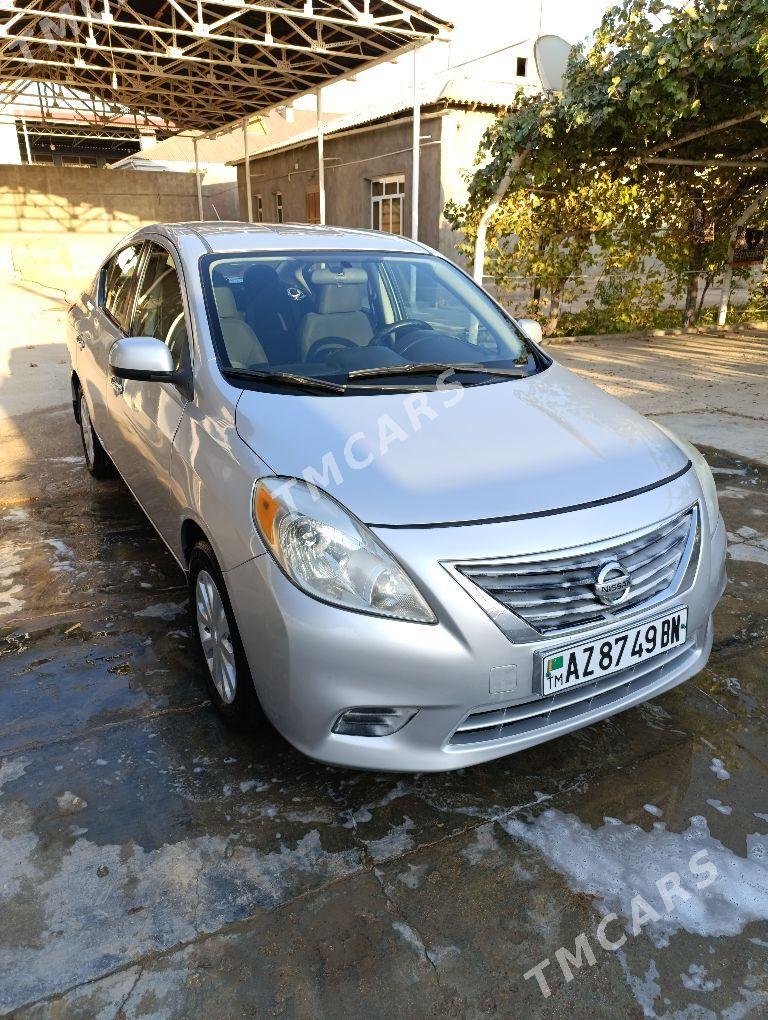 Nissan Versa 2013 - 115 000 TMT - Балканабат - img 4